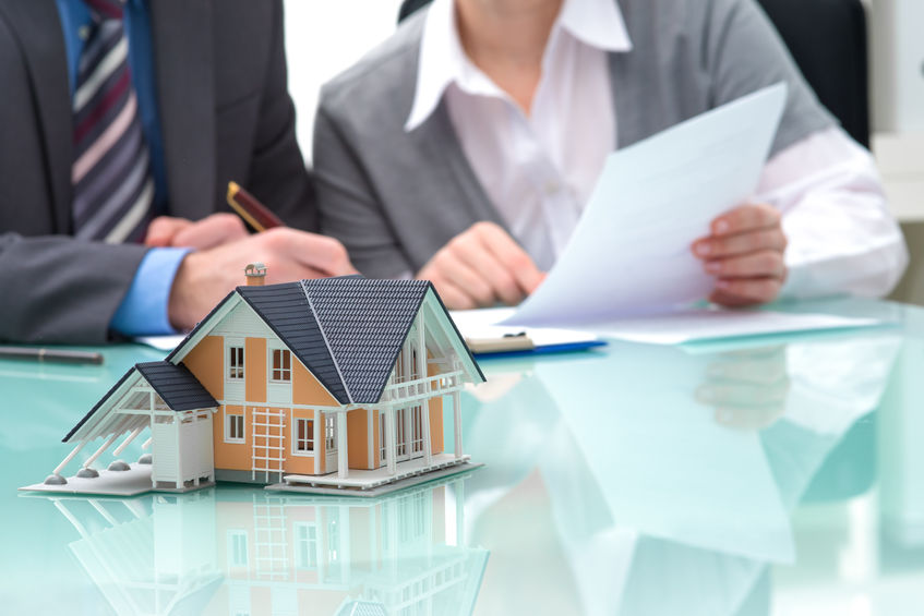 discussion with a real estate agent