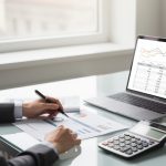 découvrez pourquoi le taeg est l'indicateur clé pour évaluer réellement le coût total de votre emprunt et prendre une décision financière éclairée.